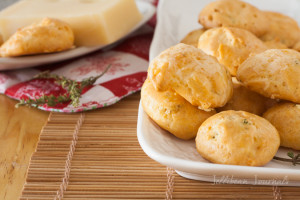 Gougeres-French Cheese Puffs: gorgous choux pastry with ementhal cheese and thyme. #pastry | Jellibeanjournals.com