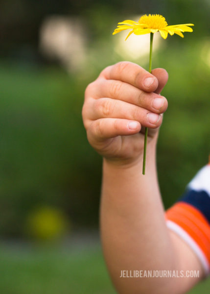How to deal with thumb sucking without force | Jellibeanjournals.com